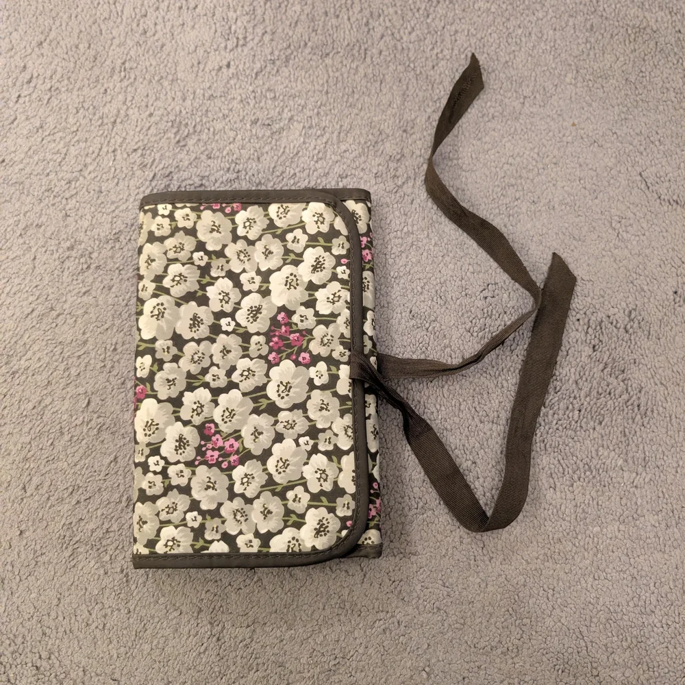 Thirty-One Brown Floral Envelope Trifold Notebook Holder